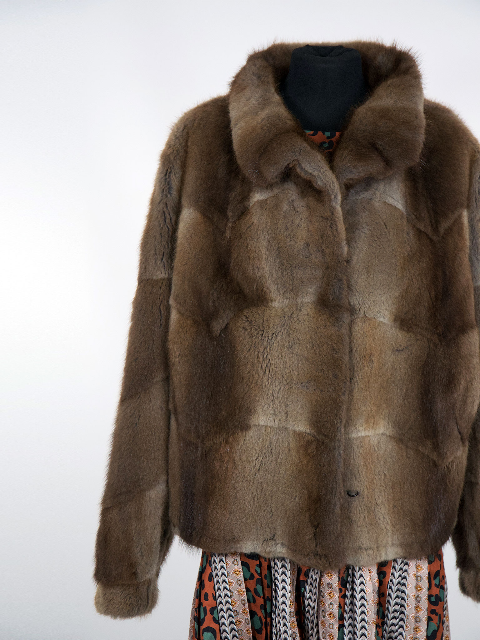 Pelliccia Vintage Marrone Chiaro Donna – Collo Avvolgente, Taglio Corto a Pannelli - immagine 3